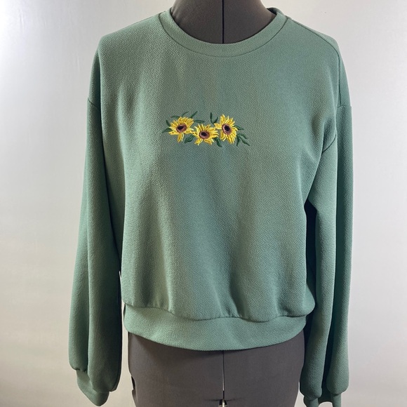 SHEIN Tops - Shein Cropped Sweatshirt Textured 
Green With Sun Flower Design Size 9/10